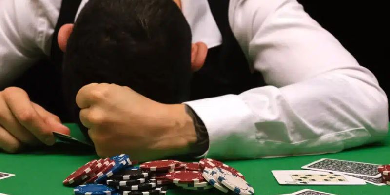 Cách luyện tập Poker Face cho người mới